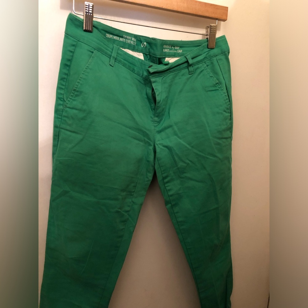 GAP GREEN skinny mini khakis. Size 00. 97% cotton/ 3% elastane.